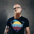 Dwight trägt das T-Shirt Summertime.