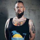 Billy McAnger trägt das Tanktop Summertime.